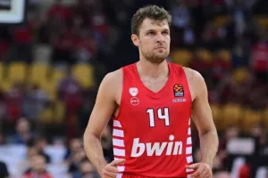 Βεζένκοφ: «Θα μπορούσε εύκολα να πάρει το βραβείο του MVP ο Παπανικολάου»