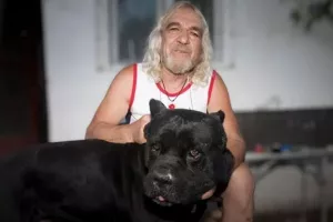 Η άγνωστη ιστορία του «ξανθού μάγου» που κατηγορείται για βιασμό