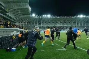 (Παρακάμερα ΑΕΛ) Οι ντόπες κι΄ο χαμός στο Κολόσσι! 