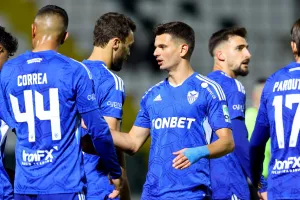 Μόνη της