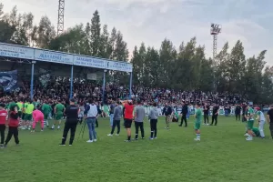 Απογοήτευση στον αγωνιστικό χώρο, αποθέωση στις κερκίδες (βίντεο)