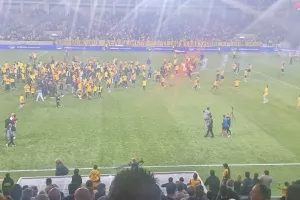 "Μπούκαραν" στο γήπεδο για... πανηγυρισμούς (φώτος kerkida)