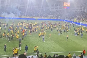"Μπούκαραν" στο γήπεδο για... πανηγυρισμούς (φώτος kerkida)