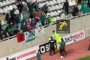 Βίντεο kerkida/Έτρεξαν για φανέλα του... γίγαντα!
