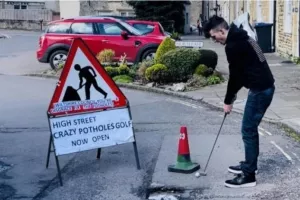 Βρετανία: Πολίτες παίζουν γκολφ σε λακκούβες δρόμων του Wiltshire