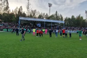 Απογοήτευση στον αγωνιστικό χώρο, αποθέωση στις κερκίδες (βίντεο)