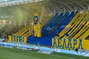 Είσοδος με... κορεό "Εβίβα ΑΕΛΑΡΑ" (φώτος/βίντεο)