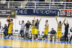 "Με ψηλά τις γροθιές... εμείς πιστεύουμε"