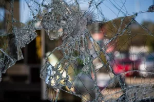 Οπαδοί έσπασαν με πέτρες το πούλμαν της ομάδας τους γιατί... μπερδεύτηκαν