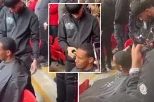 Οπαδός εντοπίστηκε,,, να κουρεύεται μέσα στο Γουέμπλεϊ (βίντεο)