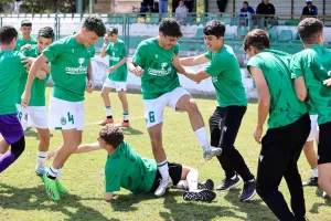 (Φωτορεπορτάζ) Έστησαν... πάρτι τίτλου οι πρωταθλητές της Ομόνοιας Κ15