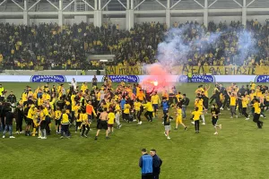 "Μπούκαραν" στο γήπεδο για... πανηγυρισμούς (φώτος kerkida)