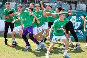 (Φωτορεπορτάζ) Έστησαν... πάρτι τίτλου οι πρωταθλητές της Ομόνοιας Κ15