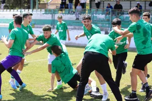 (Φωτορεπορτάζ) Έστησαν... πάρτι τίτλου οι πρωταθλητές της Ομόνοιας Κ15
