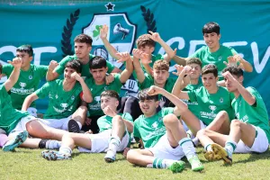(Φωτορεπορτάζ) Έστησαν... πάρτι τίτλου οι πρωταθλητές της Ομόνοιας Κ15
