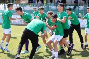 (Φωτορεπορτάζ) Έστησαν... πάρτι τίτλου οι πρωταθλητές της Ομόνοιας Κ15