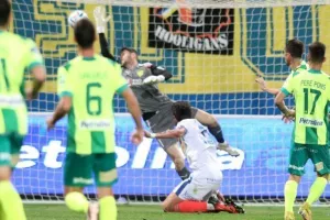 AEK - ΑΠΟΕΛ: Ο Τρισκόφσκι το μοίρασε στο τέλος! (φώτος)