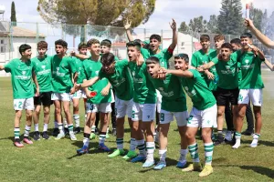 (Φωτορεπορτάζ) Έστησαν... πάρτι τίτλου οι πρωταθλητές της Ομόνοιας Κ15