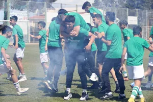 (Φωτορεπορτάζ) Έστησαν... πάρτι τίτλου οι πρωταθλητές της Ομόνοιας Κ15