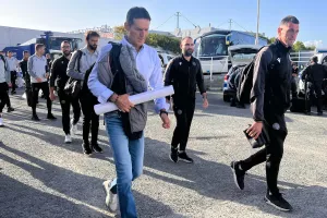 (ΦΩΤΟΣ) Άφιξη αποστολής ΑΕΛ