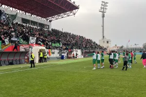 Ομόνοια 29Μ: Πράσινος... πανικός σε χορτάρι και εξέδρα! (φώτος)