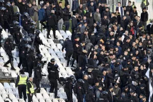 (ΒΙΝΤΕΟ/ΦΩΤΟΣ) Σοβαρά επεισόδια σε αγώνα της ομάδας του Κέρκεζ