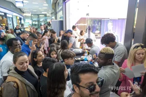Μοίρασε λαμπάδες και αυτόγραφα η Πάφος 
