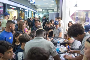 Μοίρασε λαμπάδες και αυτόγραφα η Πάφος 