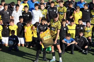 AEK-Δόξα/Ολοκληρώθηκε η επίσκεψη στα Σπάτα (φώτος)