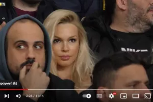 Εντυπωσιακή Βίκυ στην εξέδρα 