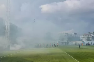 Μπουστάρισμα... ανόδου με καπνογόνα μπλε και πράσινο! (φώτος)