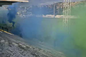 Μπουστάρισμα... ανόδου με καπνογόνα μπλε και πράσινο! (φώτος)