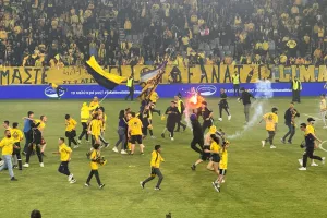 "Μπούκαραν" στο γήπεδο για... πανηγυρισμούς (φώτος kerkida)