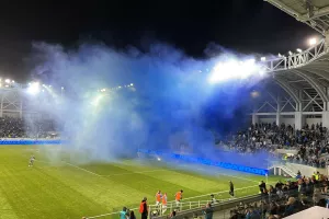 Μπλε καπνογόνα, χαμός και μικρή διακοπή (βίντεο & φώτος)