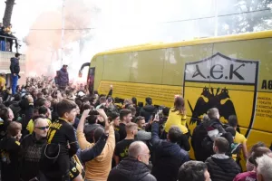 Οι "ντόπες" του κόσμου στο ξενοδοχείο και η… διαδήλωση προς το "Καραϊσκάκη" (βίντεο)