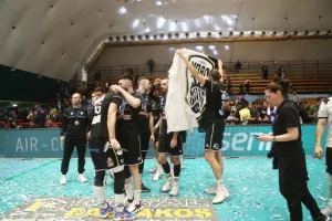 Νίκησε τον Ολυμπιακό και το... σήκωσε