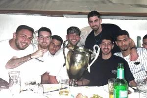 (ΦΩΤΟΣ) Τα... έσπασαν με το τρόπαιο!