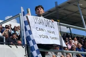 Ο... μικρός ζήτησε τη φανέλα του 17χρονου "Παπ"!