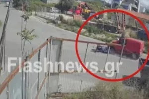 Σοκάρει το νέο βίντεο με το μίνι βαν που παρασύρει και εγκαταλείπει διανομέα