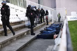 (ΒΙΝΤΕΟ/ΦΩΤΟΣ) Σοβαρά επεισόδια σε αγώνα της ομάδας του Κέρκεζ