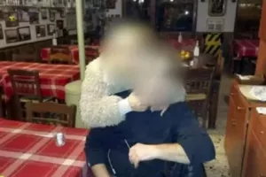 "Ήταν θύμα σωματικής και λεκτικής κακοποίησης" η 49χρονη που έβαλε φωτιά στον σύζυγό της