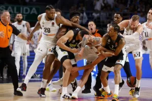 Όχι μόνο δεν τιμωρήθηκε, αλλά είναι και στην 12άδα της Ρεάλ!
