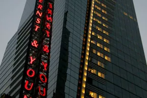 Η εταιρεία Ernst & Young απολύει 3.000 εργαζομένους