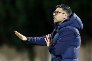 ΕΝΠ - Καρμιώτισσα: Ο Καλτσάς το έκρινε με το κεφάλι (φώτος)