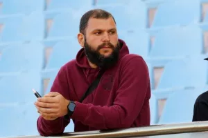 ΕΝΠ - Καρμιώτισσα: Ο Καλτσάς το έκρινε με το κεφάλι (φώτος)