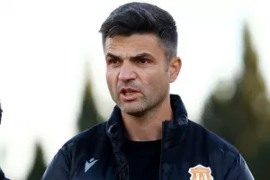 ΕΝΠ - Καρμιώτισσα: Ο Καλτσάς το έκρινε με το κεφάλι (φώτος)