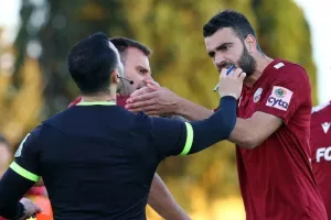 ΕΝΠ - Καρμιώτισσα: Ο Καλτσάς το έκρινε με το κεφάλι (φώτος)