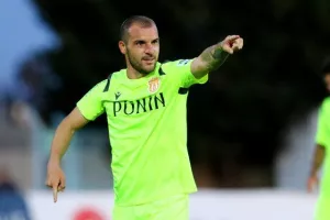 ΕΝΠ - Καρμιώτισσα: Ο Καλτσάς το έκρινε με το κεφάλι (φώτος)