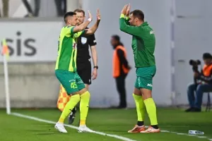 AEK - ΑΠΟΕΛ: Ο Τρισκόφσκι το μοίρασε στο τέλος! (φώτος)