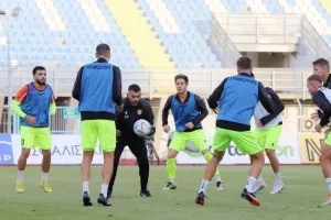 ΕΝΠ - Καρμιώτισσα: Ο Καλτσάς το έκρινε με το κεφάλι (φώτος)